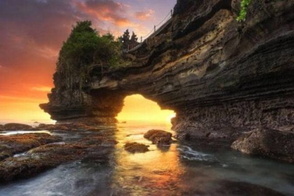 Destinasi Wisata Mataram dengan Pemandangan Luar Biasa Pantai Batu Bolong