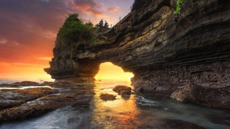 Destinasi Wisata Mataram dengan Pemandangan Luar Biasa Pantai Batu Bolong
