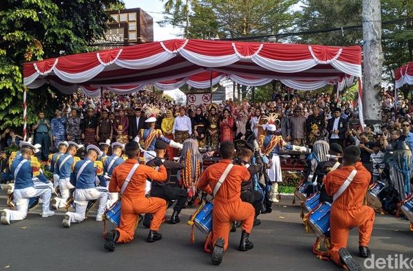 Parade Budaya HUT RI di Mataram, Ribuan Warga Padati Jalan Pejanggik