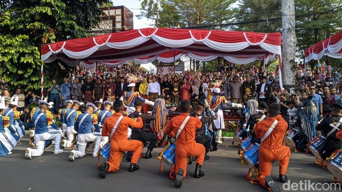 Parade Budaya HUT RI di Mataram, Ribuan Warga Padati Jalan Pejanggik